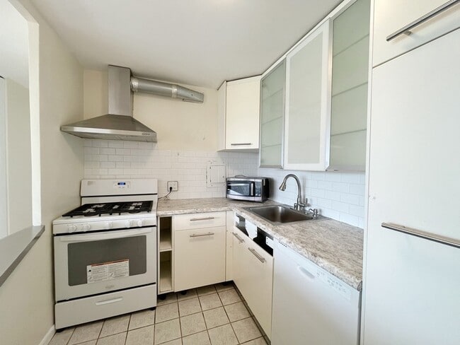 Building Photo - 1401 E 55th St