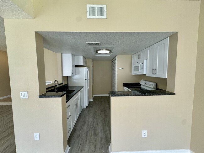 Building Photo - Fully renovated Townhome for Rent in Davenport, FL