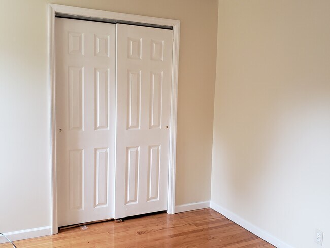 Building Photo - 161 Maple Ave