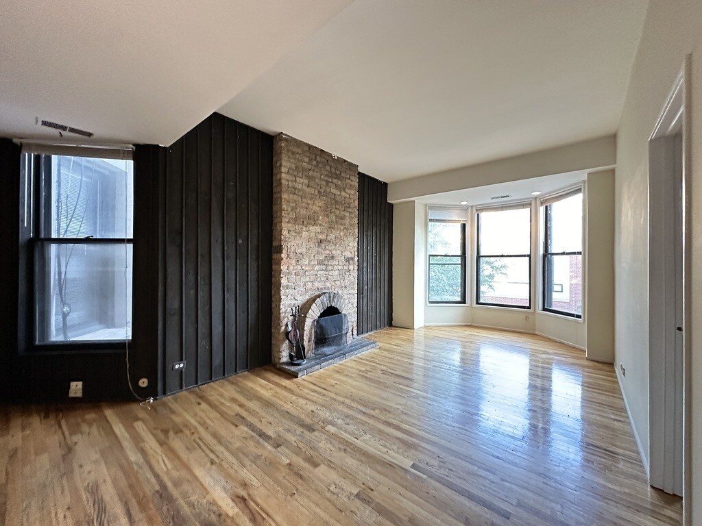 Building Photo - 614 W Surf St