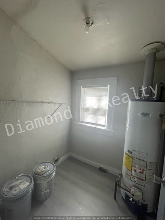 Building Photo - Spacious 2 Bedroom Home - Fenced Yard!