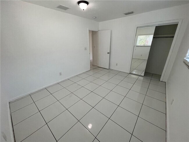 Building Photo - 845 NW 10th Ave