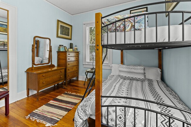 Building Photo - 204 NE 3rd Ave