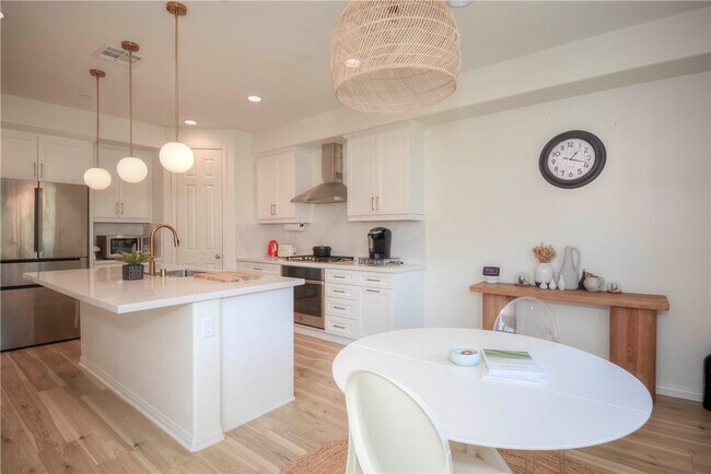 Building Photo - 24218 Hillcrest Dr