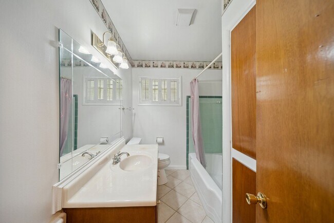 Building Photo - Charming Home in West Tulsa