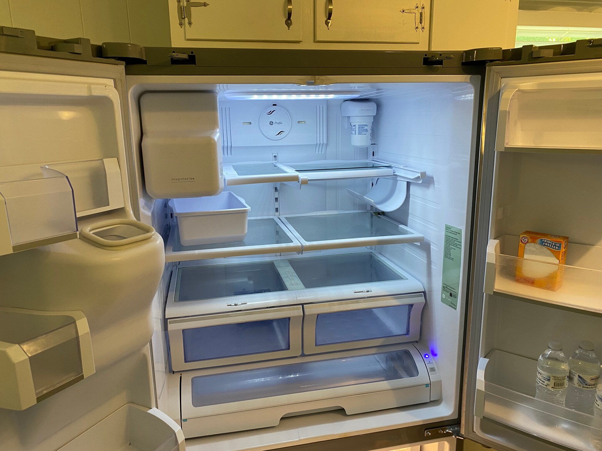 Fridge with lots of storage water and ice - 504 Luther Rd