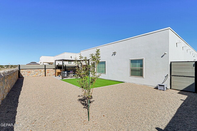 Building Photo - 325 Playa Vis St