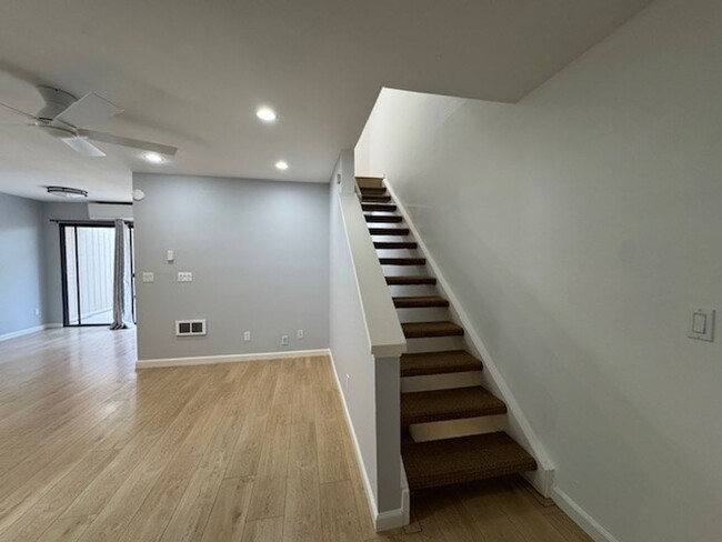 Building Photo - Spacious Tri Level 2Bed 2Bath Condo in Bay Ho