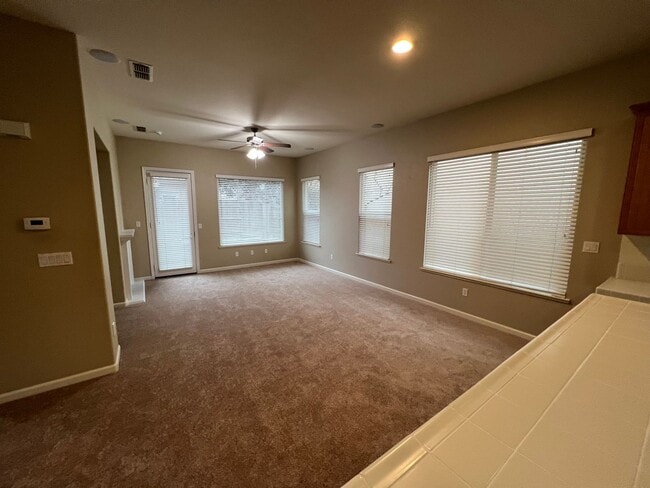 Building Photo - Lovely 3 Bedroom Low Maintenance Unit with New Flooring!