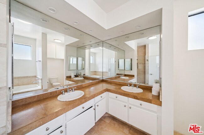 Building Photo - 8865 Alden Dr