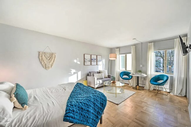 Building Photo - 1400 Hubbell Pl