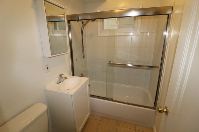 Building Photo - Updated 2 Bedroom 1 Bath Duplex Within Wal...