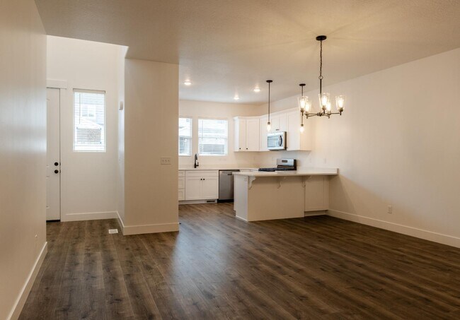 Building Photo - 878 Portman Wy