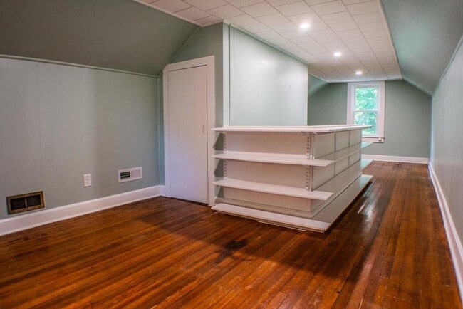 Building Photo - 1245 S Hawthorne Rd