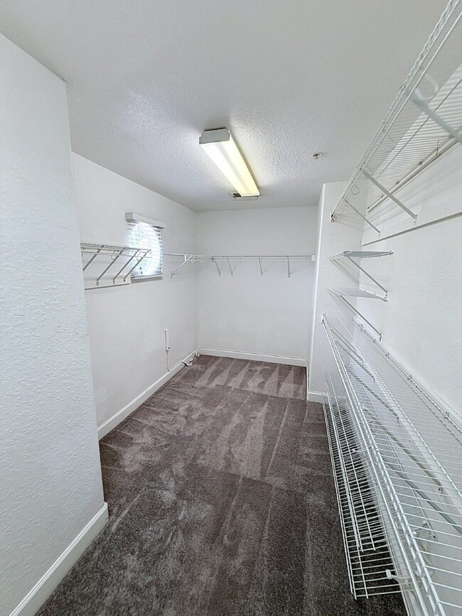 Building Photo - Beautiful 3 Beds and 2.5 Baths townhome with 2 car garage in Stonebridge Commons!