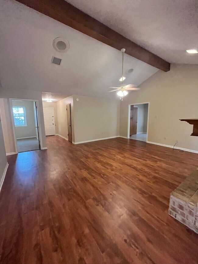 Building Photo - Great 3/2 House for Lease