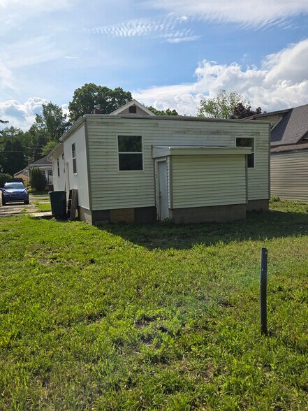 Back of home - 826 Clayton St