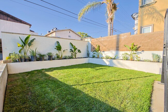 Building Photo - Luxury Living with Massive Private Yard in Downtown Burbank!