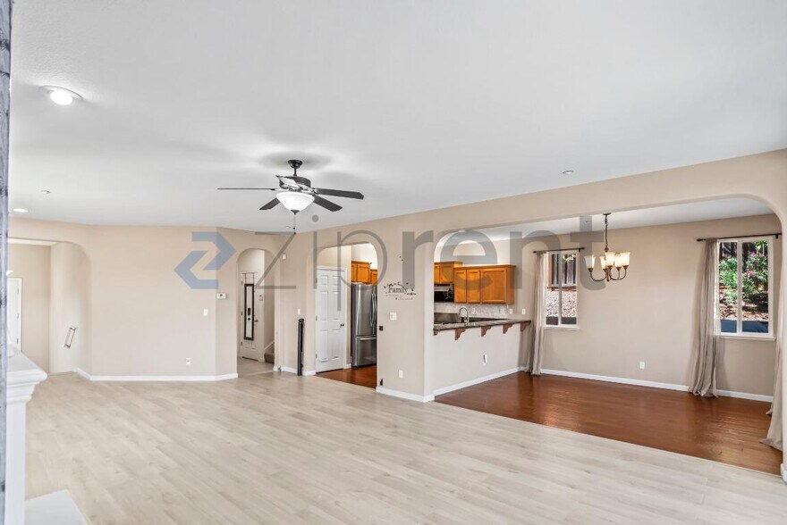 Building Photo - 205 Blum View Dr