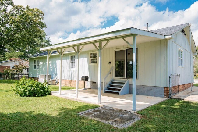 Building Photo - Adorable ranch home with huge fenced yard mid June!