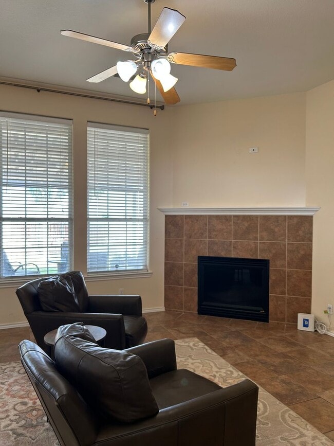 Building Photo - Beautiful Home in Stonegate!!
