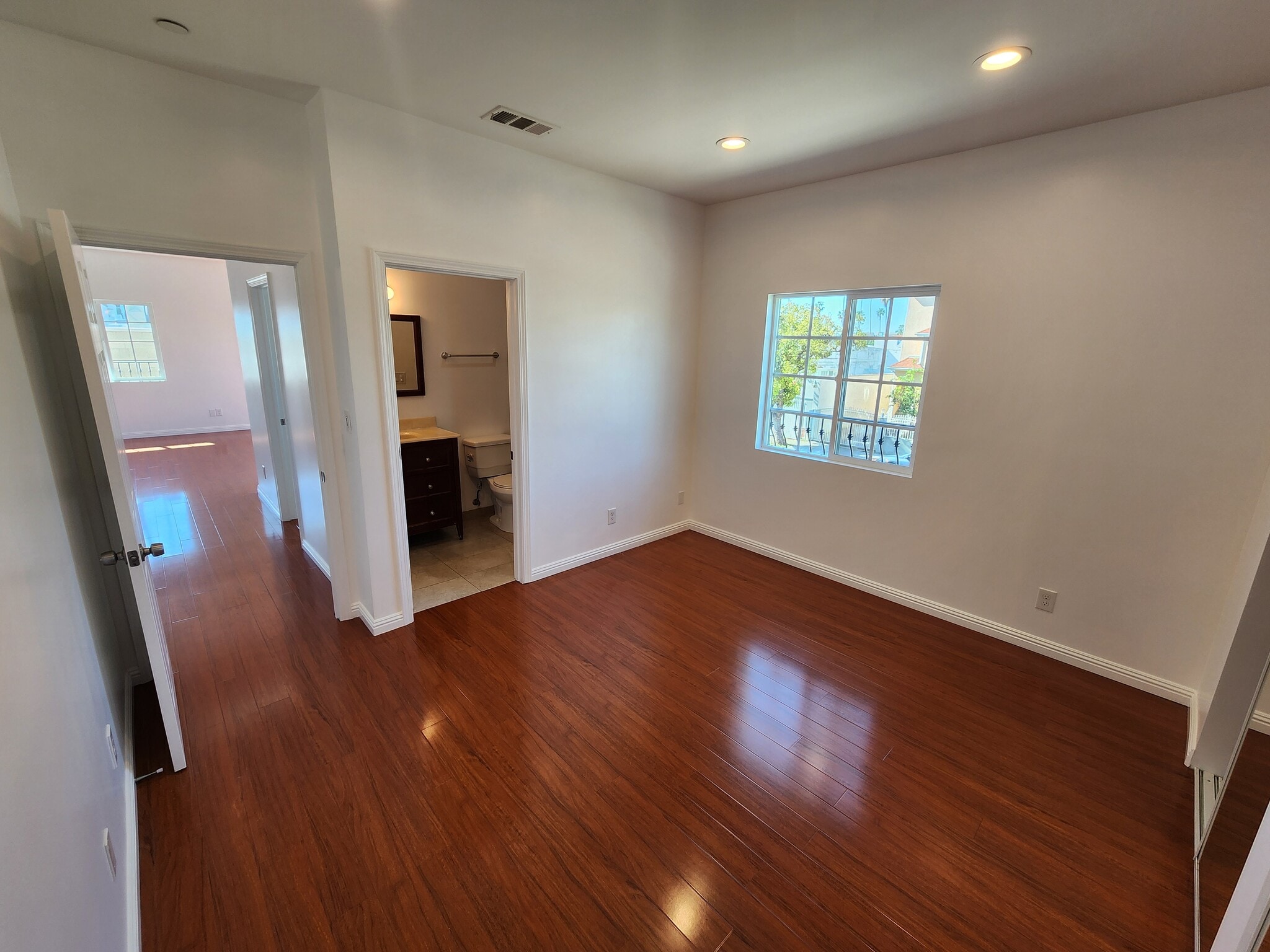 Building Photo - 1516 1/2 N Kingsley Dr