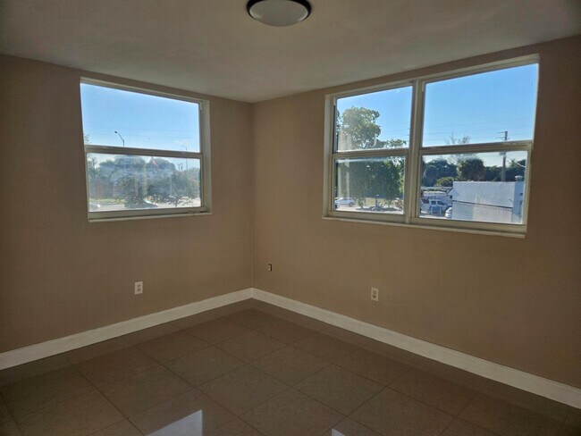 Building Photo - 13655 NE 10th Ave