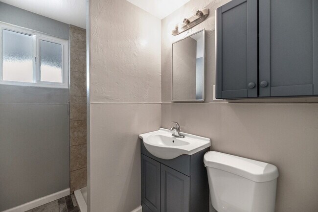 Building Photo - 2BR Unit with Private Backyard One Level