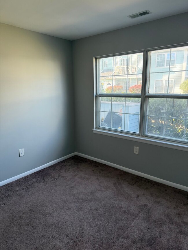 Building Photo - Move in Ready 2 Bedroom, 1 Bathroom First ...