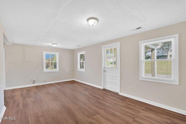 Building Photo - 3361 Bloomingdale Rd