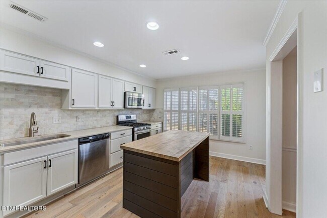 Building Photo - 8930 Wesley Pl