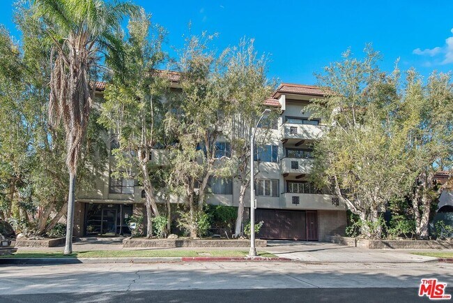 Building Photo - 853 Le Doux Rd