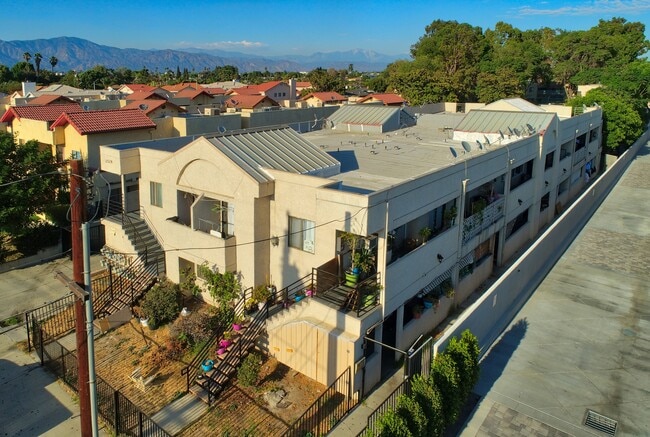 Building Photo - Edwards Apts