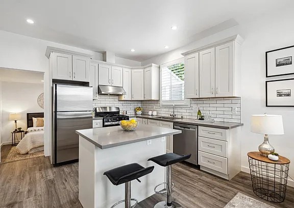 Building Photo - Renovated cottage on huge lot! This stylis...