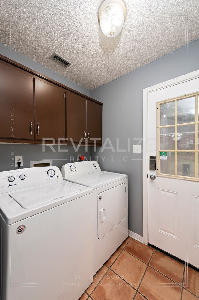 Building Photo - Creole Style 3 Bed 2.5 Bath Home on Oversized Lot