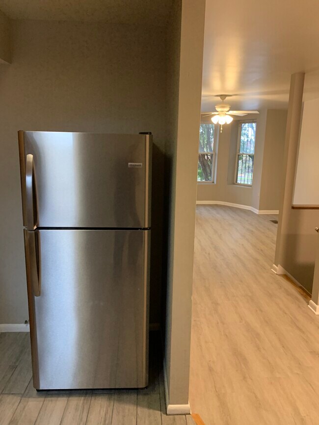 View of family from kitchen - 121 New York Ave NW