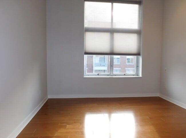 Building Photo - 939 W Madison St