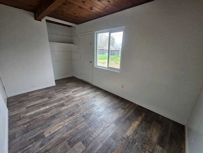 Building Photo - Spacious 4 Bedroom 2 Bath Home WITH BONUS ...