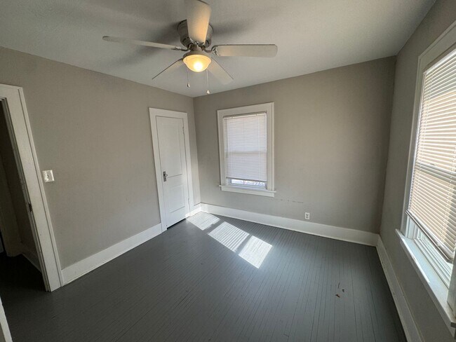 Building Photo - 3 bedroom 1 bath home with a sunroom in Davenport