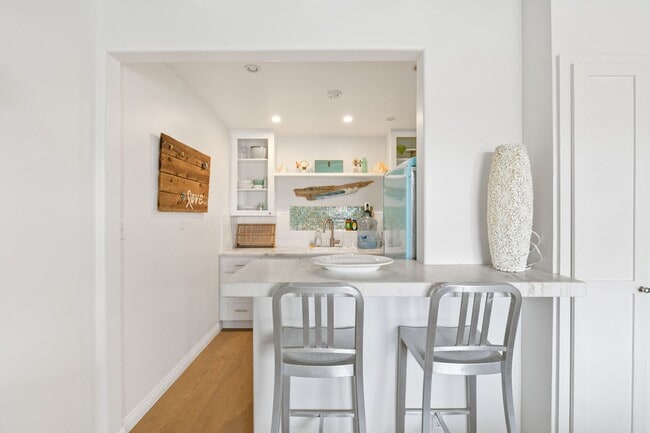 Building Photo - Ocean view Studio