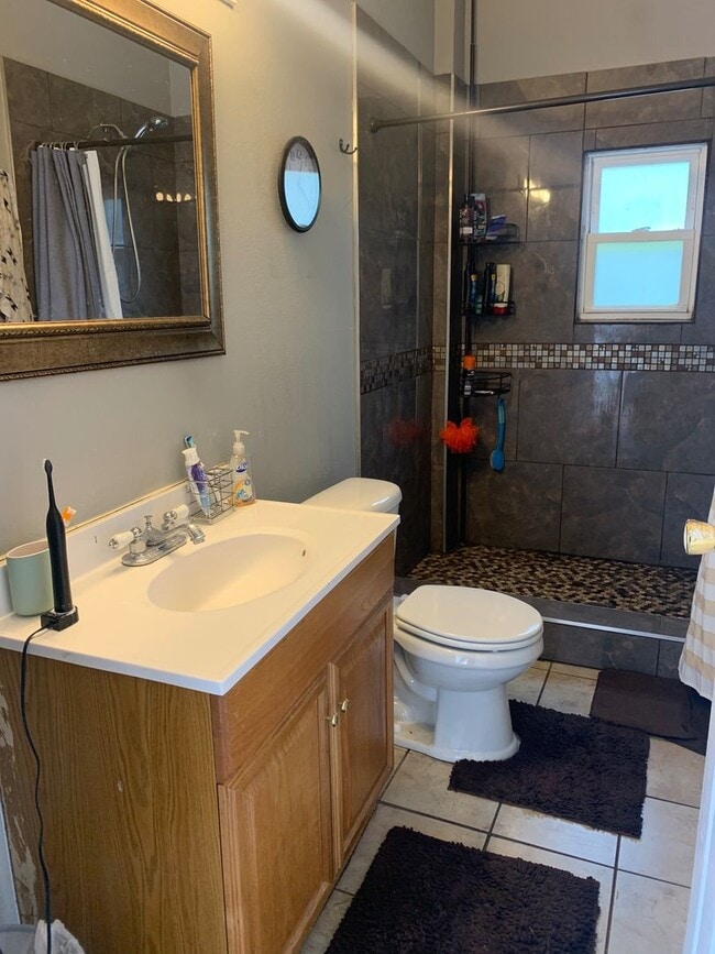 Building Photo - Large 3 Bedroom Available Now! Central air - Laundry provided!