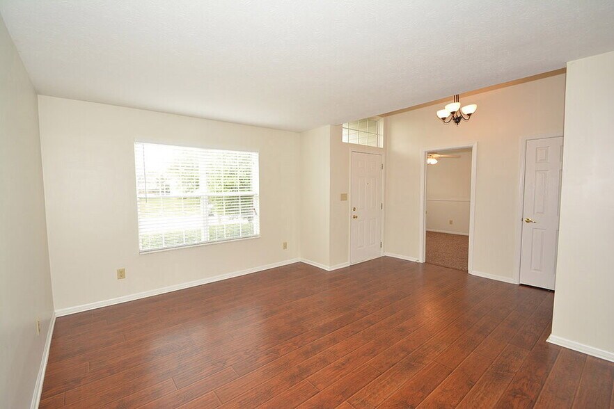 Building Photo - 453 Yorktown Ln