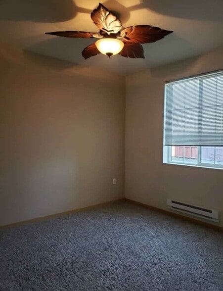 Large master bedroom with walk-in closet - 10011 186th St E