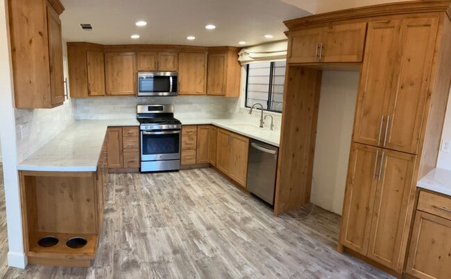 Building Photo - 3600 Thomas More Way