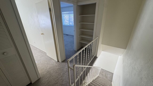 Building Photo - 2 bed, 1 Bath, 900 sqft with washer/dryer hookups and 1 car garage