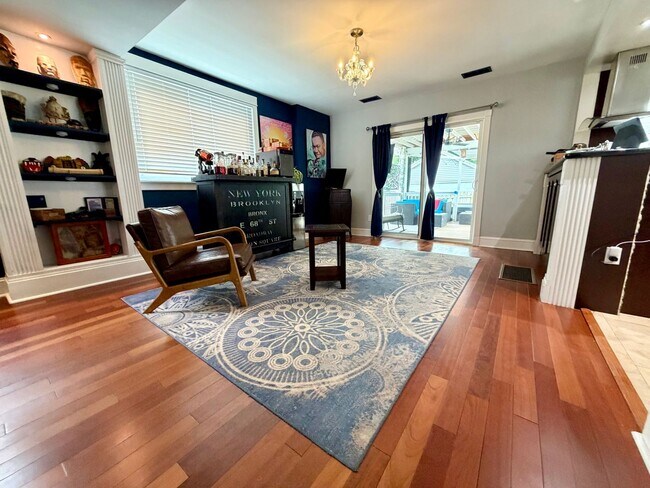 Building Photo - Stunning 4-Bed/2-Bath Home in the heart of Lansdowne! Available First Week of September!
