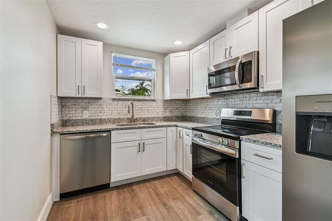 Building Photo - 650 E Tarpon Ave