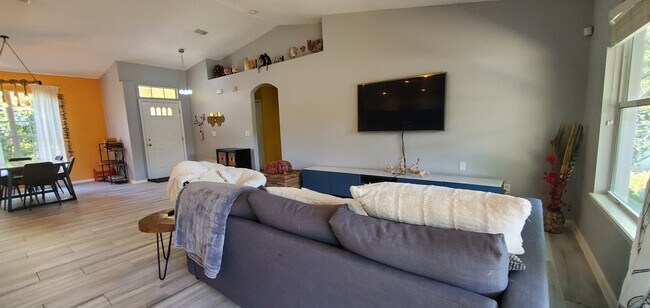 Building Photo - 284 W Silverthorn Ln