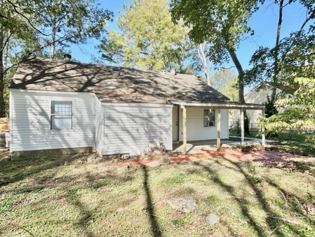 Building Photo - THREE BEDROOM/TWO BATH SOUTH HUNTSVILLE!