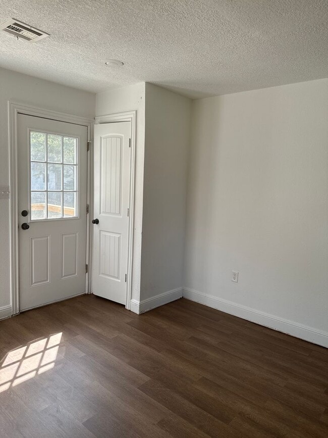 Building Photo - Unique 3 Bedroom Home South of Carl Junction